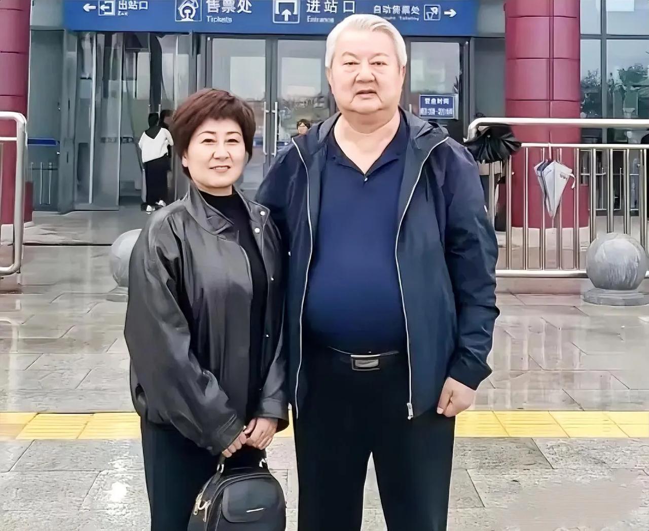 这是一张不多见的照片。
这是他和他的女儿的一张合影。
他曾是中国人民解放军三军仪