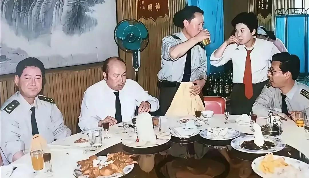 90年代，演出结束后的董文华受邀与部队领导战友们聚餐时的一幕，董文华是家喻户晓的