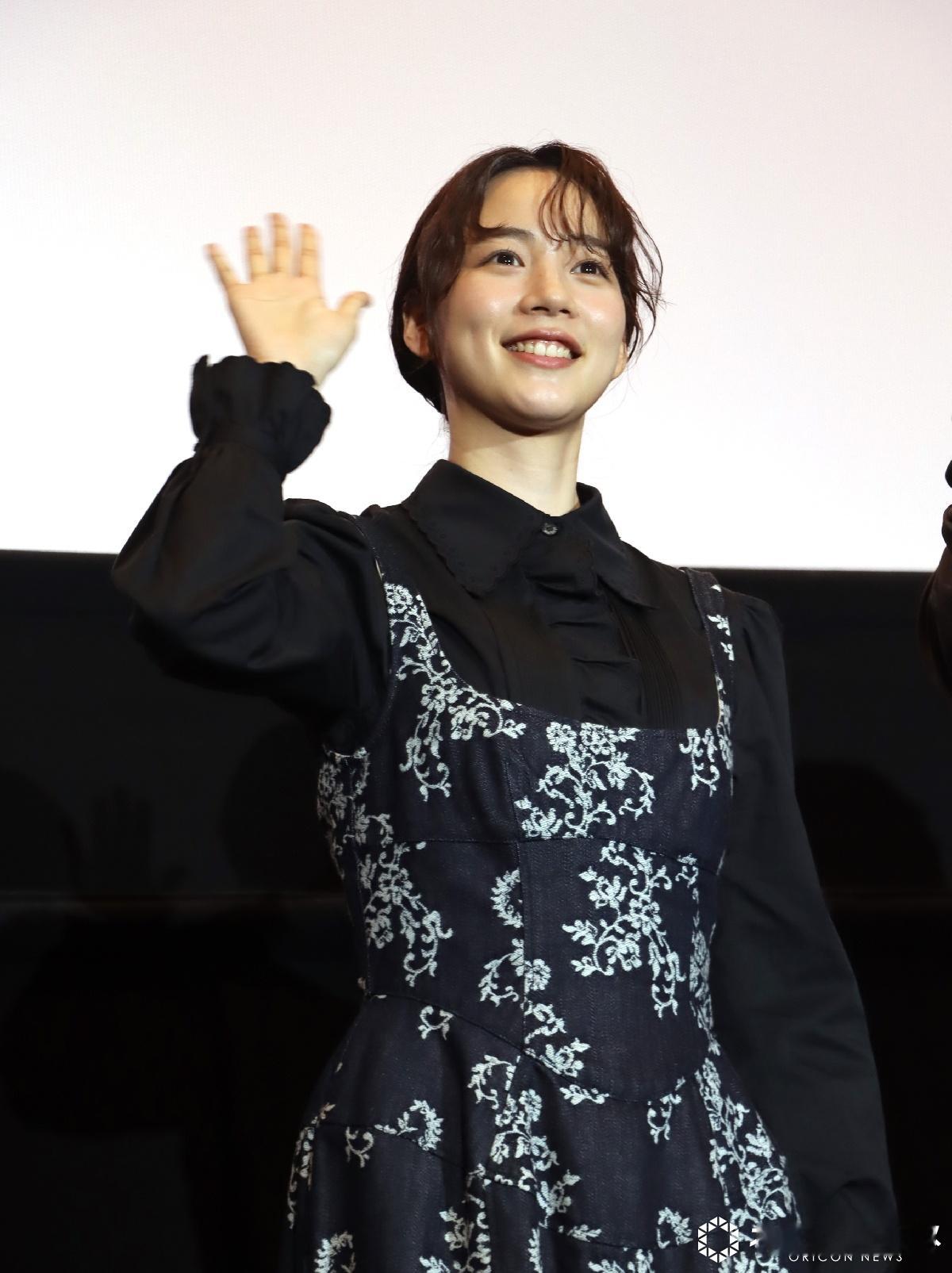 能年玲奈出席主演新片《平行与垂直》日本首映礼的几张照片造型：Izumi Mach