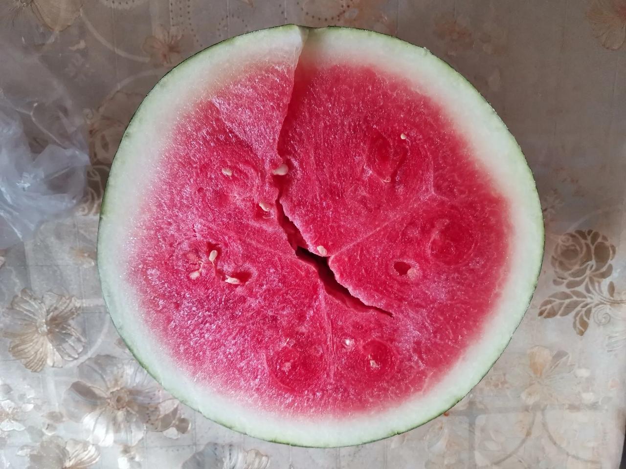 冷藏过的隔夜西瓜，到底要不要把表层切走才可以吃？

昨天买了一个大西瓜，三个人吃
