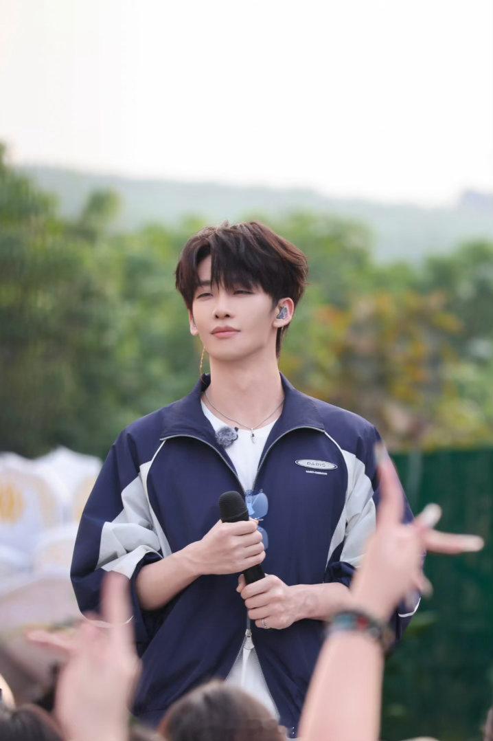 王赫野过程全对结果全错 王赫野靠发型锁定目标的时候，信心满满。结果一开口，周震南