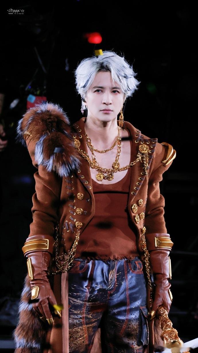 薛之谦太原无人机薛之谦太原演唱会无人机谁能想到看演唱会还送无人机表演啊！太原场诚