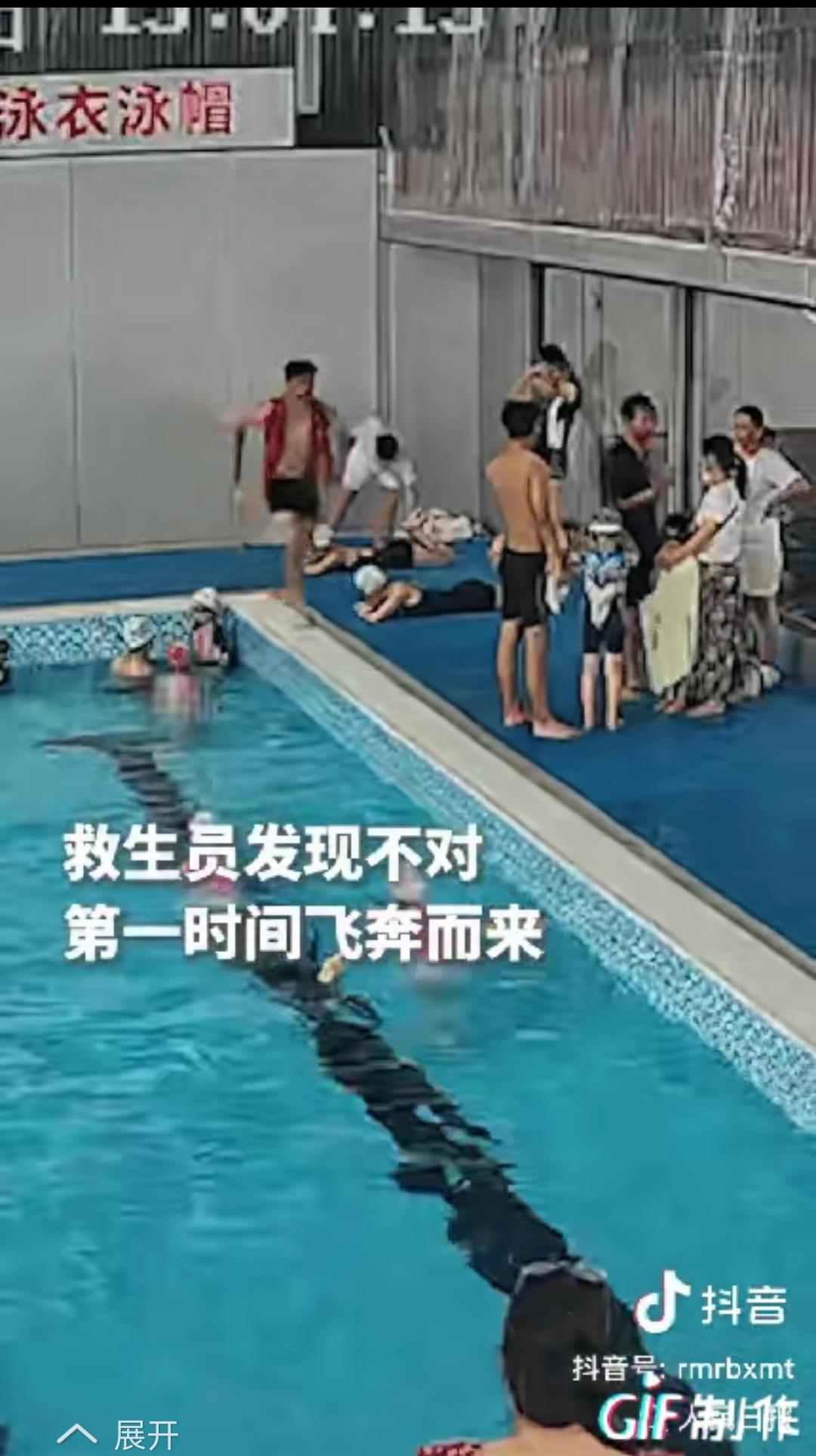 湖北麻城，一名小女孩准备下池游泳，不料下水时姿势不对，脚下侧滑整个人一头栽进水里