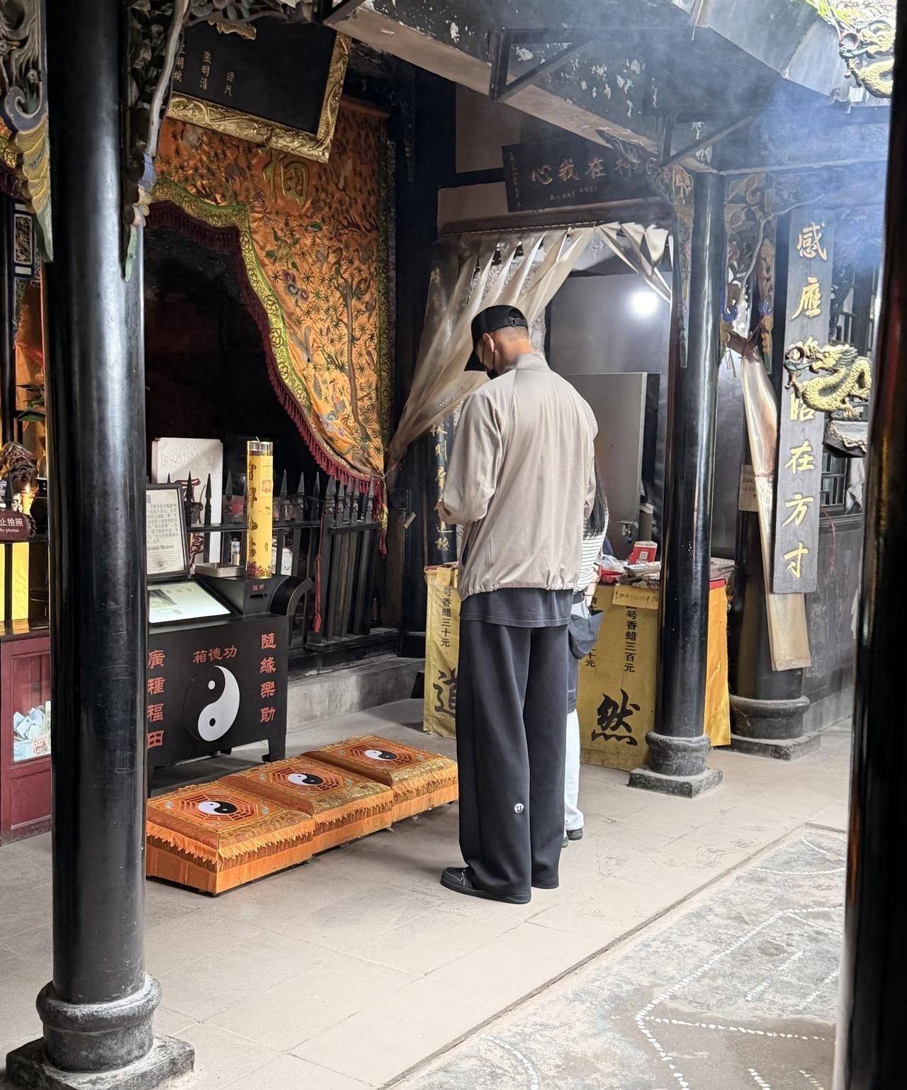 广东网友偶遇易建联在寺庙拜神，看到黑白阴阳图应该是在道教。

易建联自从桃花丑闻