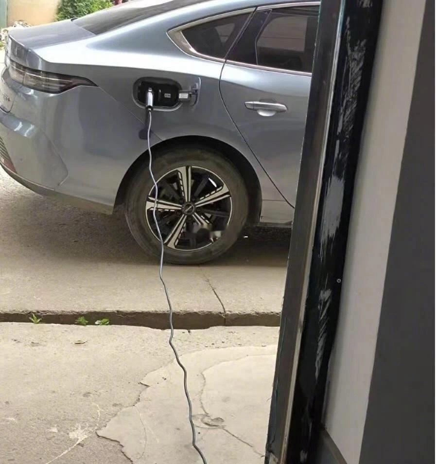第一眼以为是薅老板羊毛，第二眼才反应过来是停电了也要继续工作[哼] ​​​