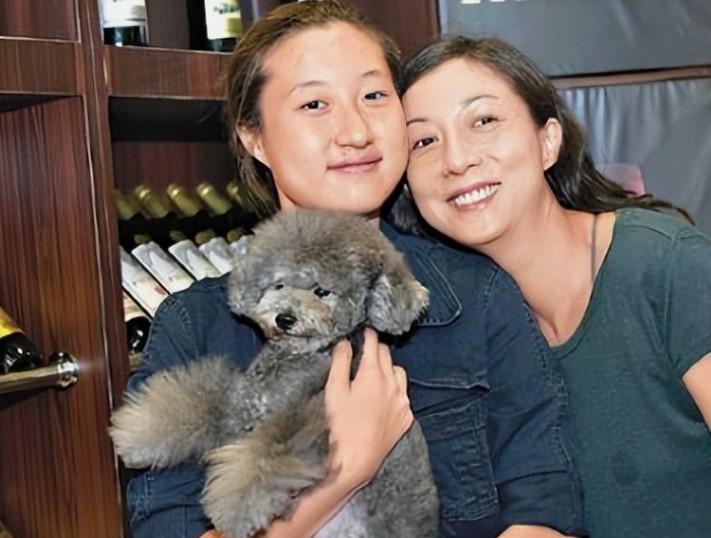 成龙的基因真是太强大了，儿子女儿都像他！
 
一切都在向好的方向发展，妈妈的执着