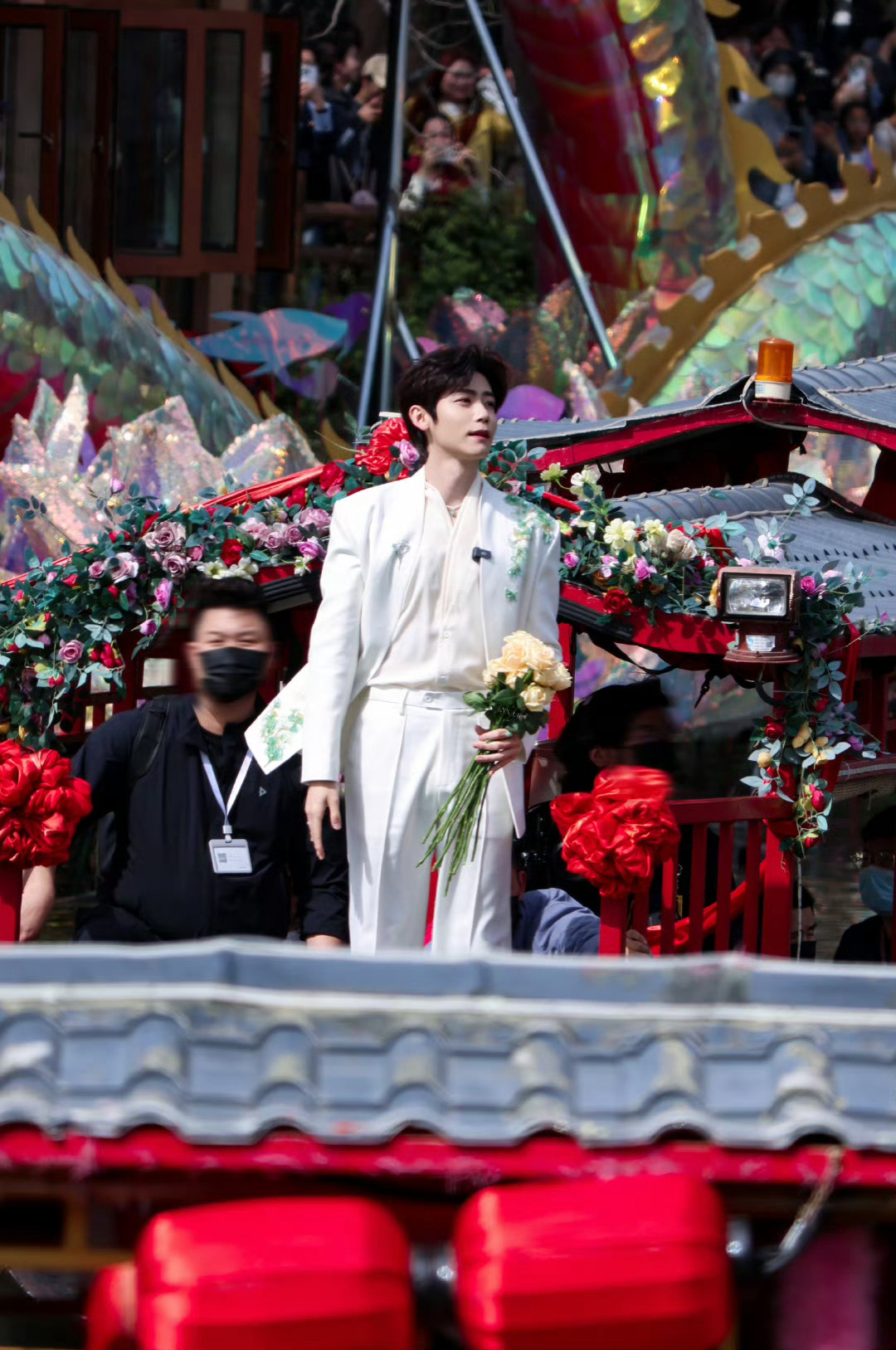 李卿来清明上河园了 白色西装的造型真的是又帅气，又觉得好迷人，李卿来清明上河园了