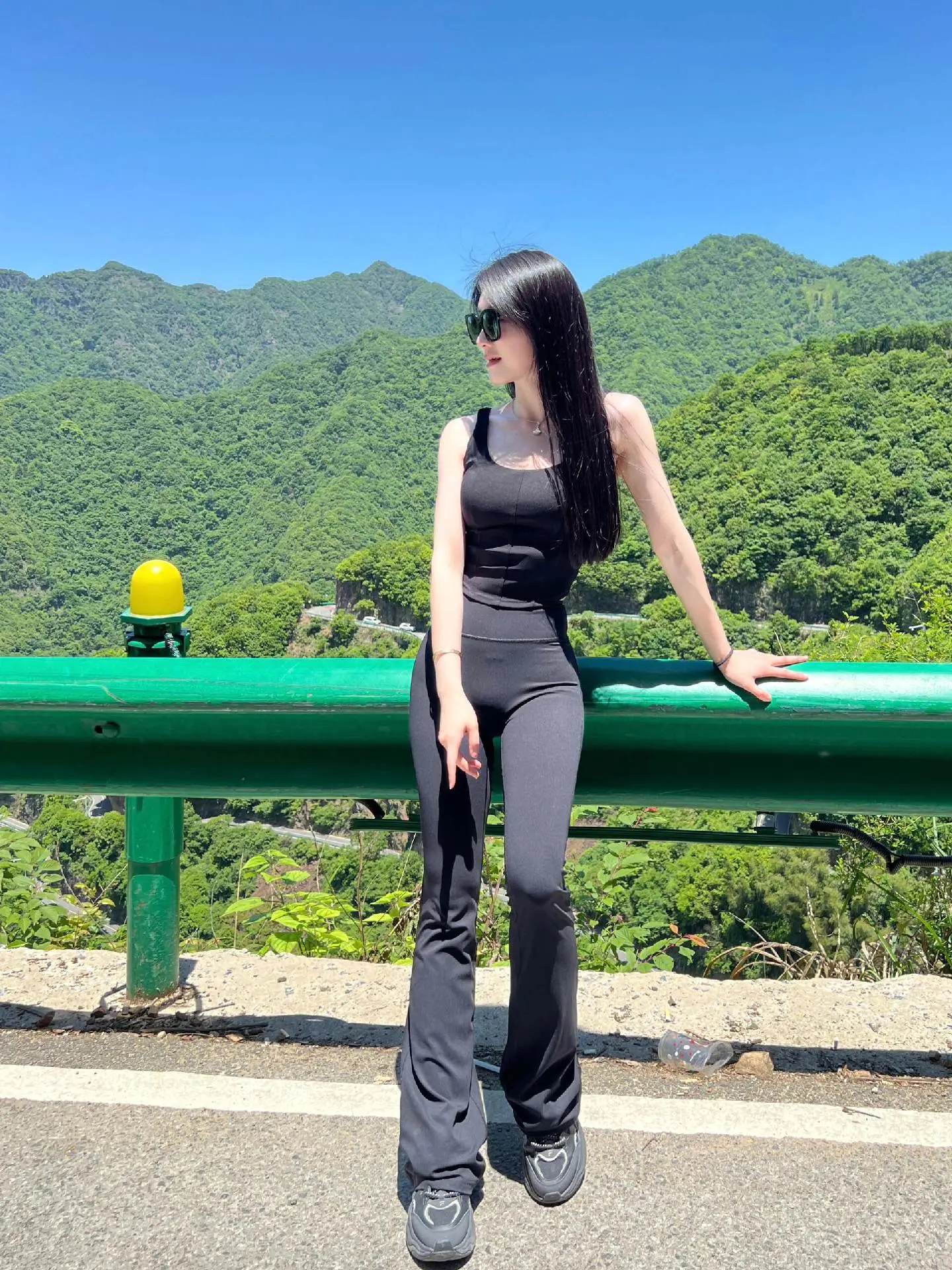 女人可以手握方向盘，也可以坐在副驾驶上喝酸奶，前者是靠自己，后者是被宠爱，有能力的女人什么都靠自己，但是有能力的男人不会让她那么劳累，愿你既有手握方向盘的自由，也有坐副驾驶的快乐