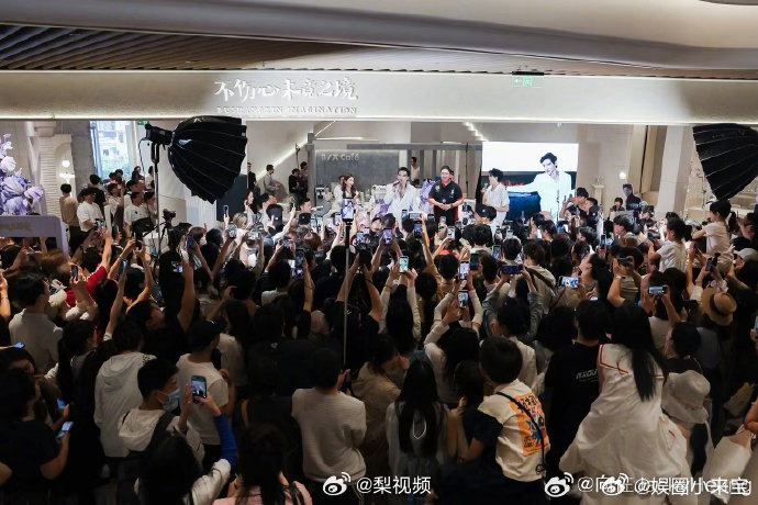 🔥向佐向佑同框合照 线下见面会看点拉满！向佐携弟弟向佑惊喜现身，兄弟二人气场强