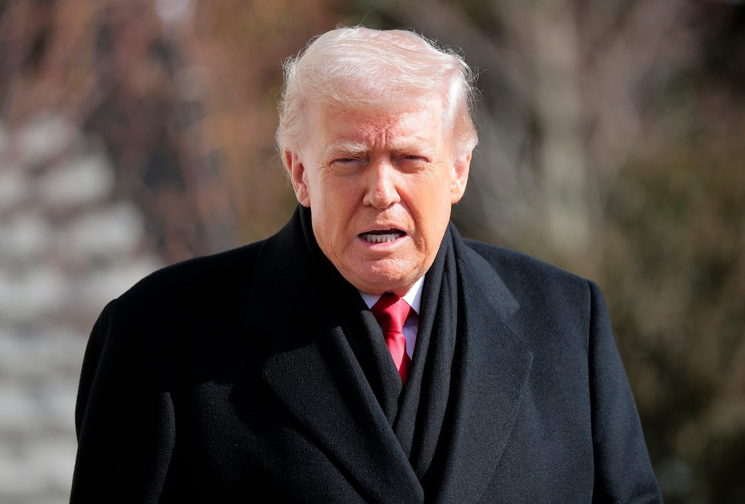 特朗普似乎否认了宪法保障的持枪权。特朗普：你们不能带枪。你们不能拿着枪走进来。记