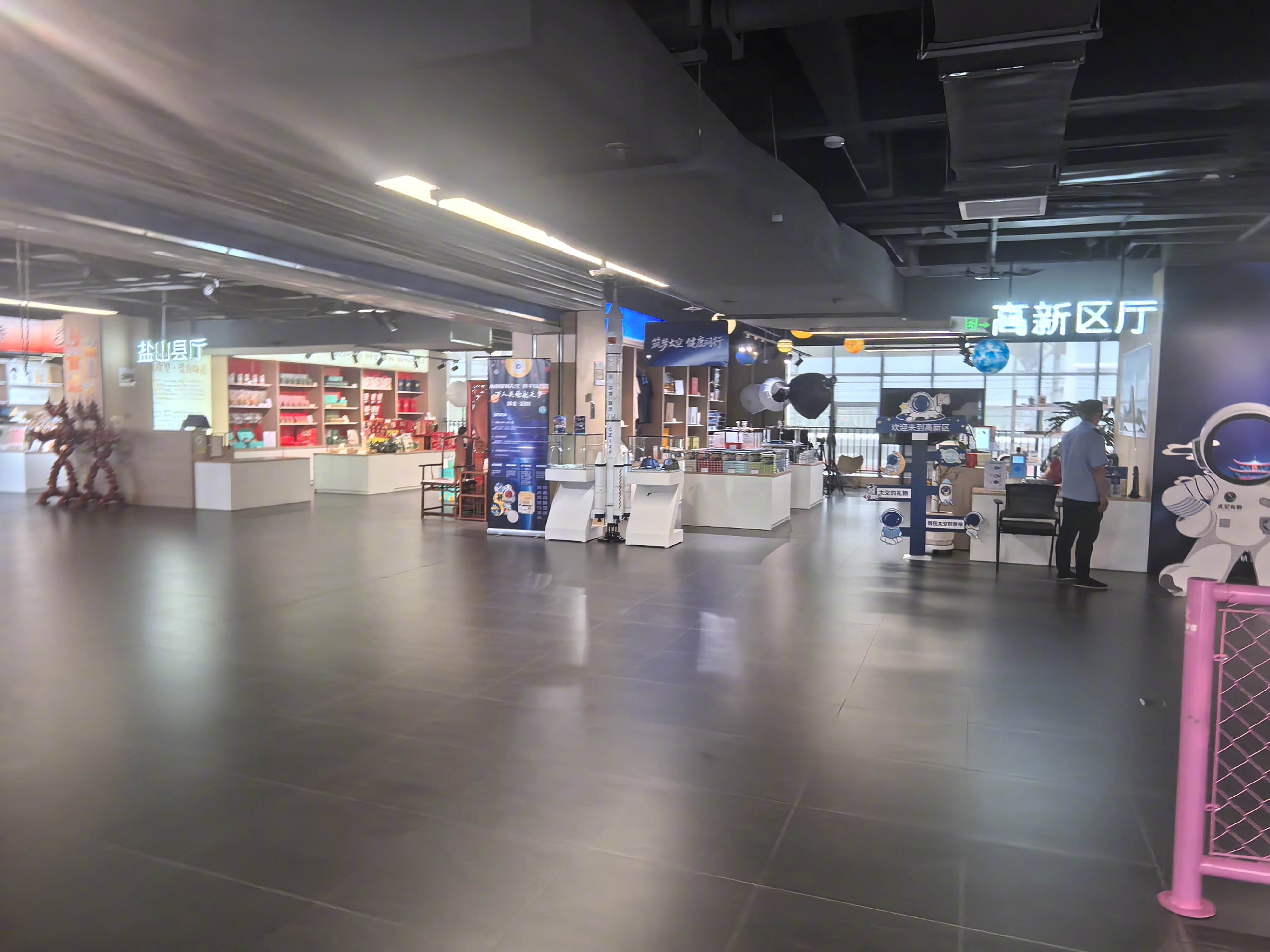 河海狮城产业兴文武沧州启新程沧州优品汇，就驻在沧州西站里，这可能是又一种新鲜的业
