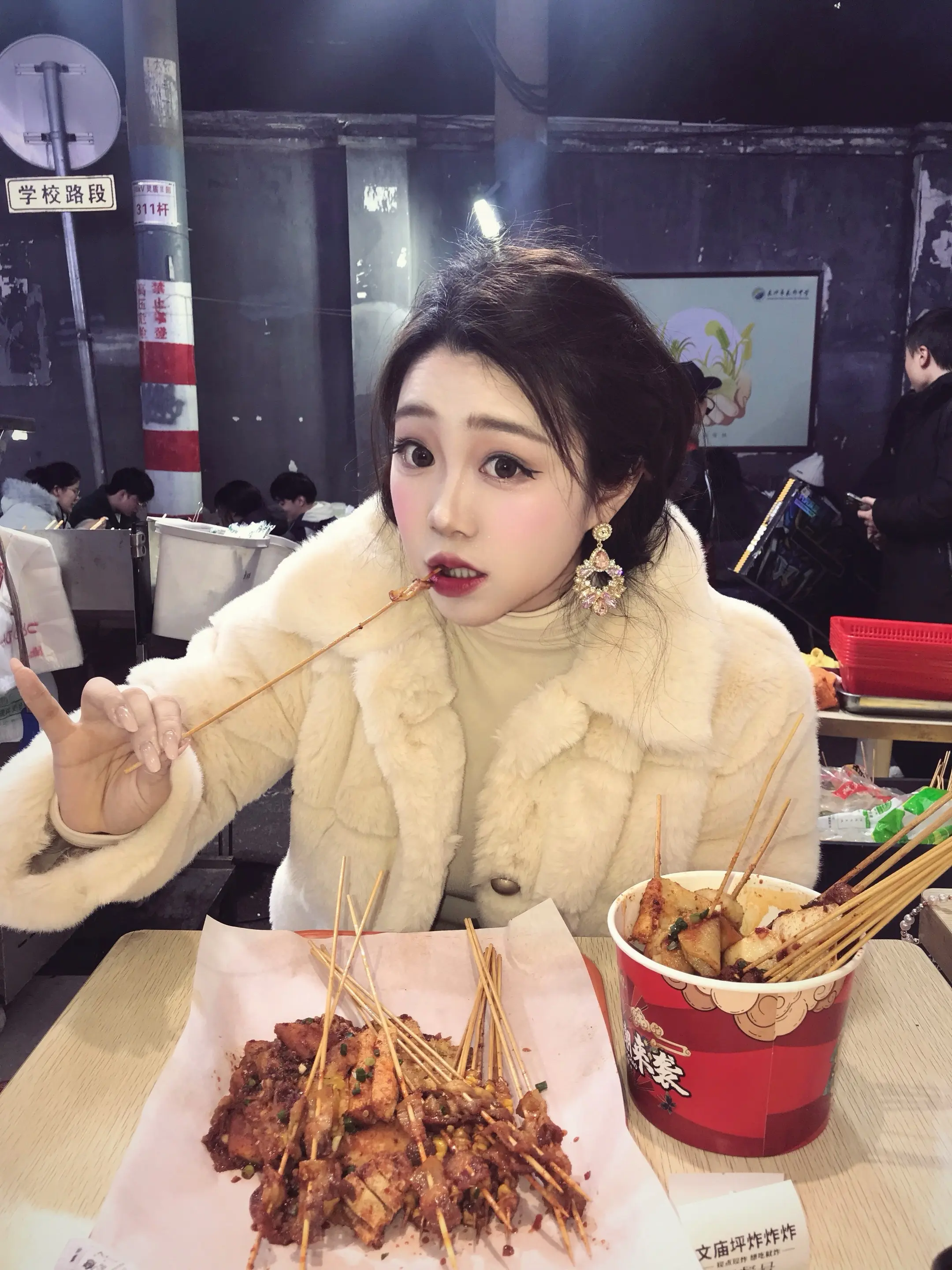 曾经有个小男孩他之前好像很喜欢我 可我不懂珍惜把他的爱当成了理所当然