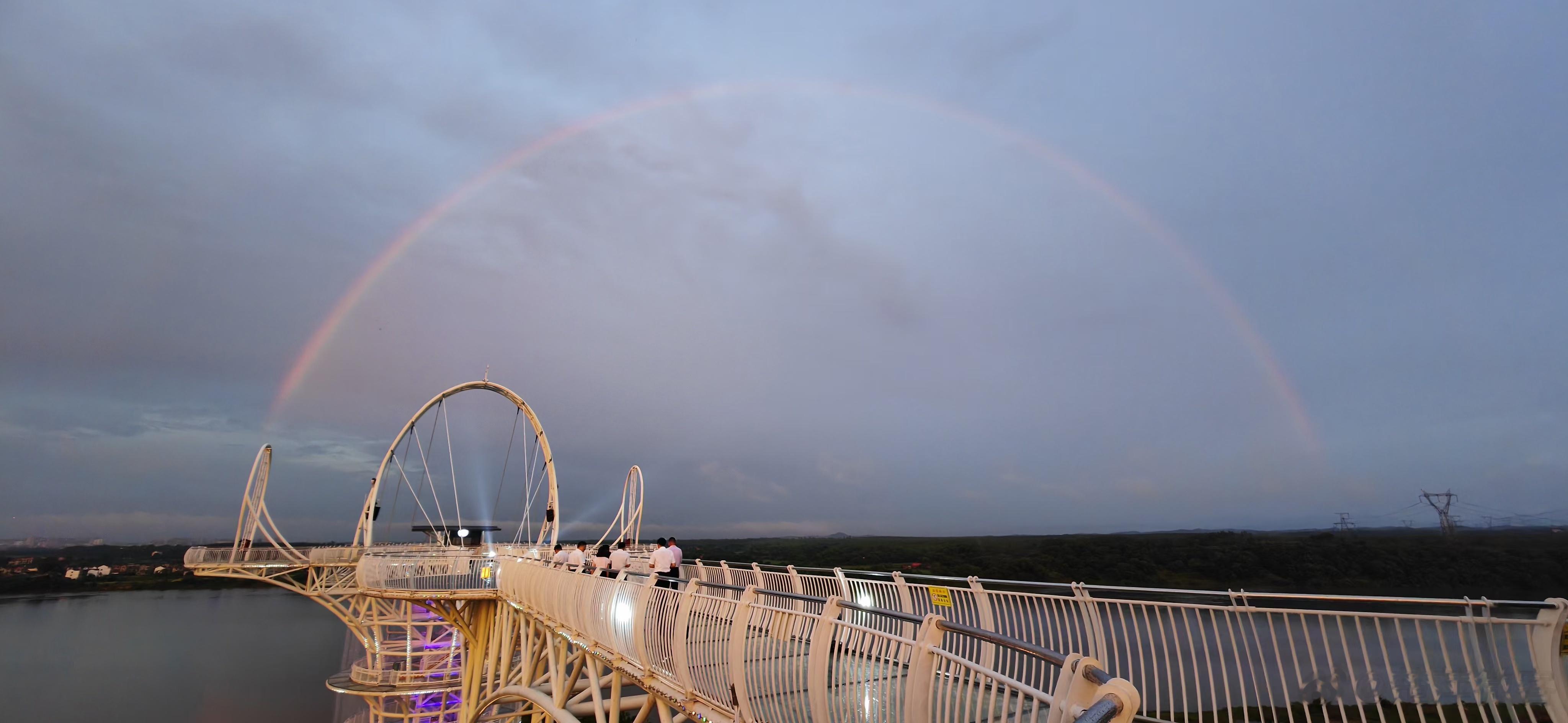 #蜀口岛高空漂流遇见半月彩虹# 蜀口岛高空漂流，彩虹与落霞齐飞。（via李瑞峰）
