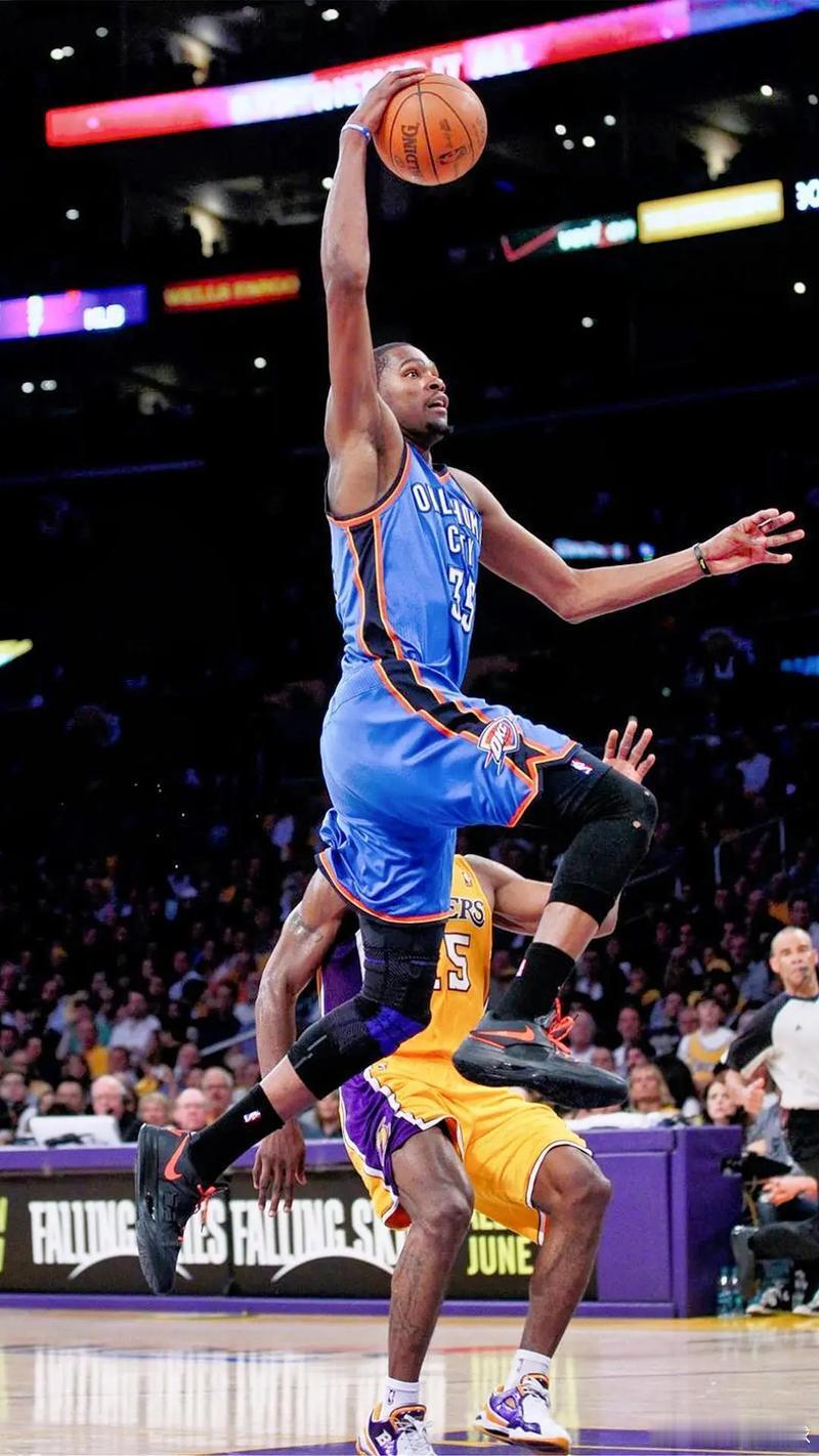 杜兰特升至历史得分榜第6位里程碑之夜，敬意拉满。杜兰特在比赛中用一记“金鸡独立”