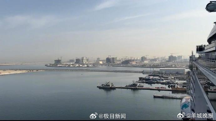 【#满载数千人邮轮因中东局势滞留迪拜#，中国游客称偶尔能听到爆炸声，邮轮公司客服