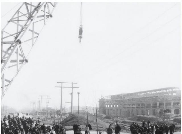 1958年，李鸿章的尸首被拖拉机拖着游街示众，一直到尸骨无存



1958年合