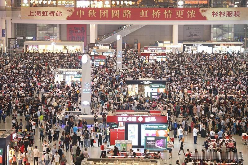 前几天刷到街头陆续挂起圆灯笼，超市货架堆得满满当当全是莲蓉、流心、五仁口味的月饼
