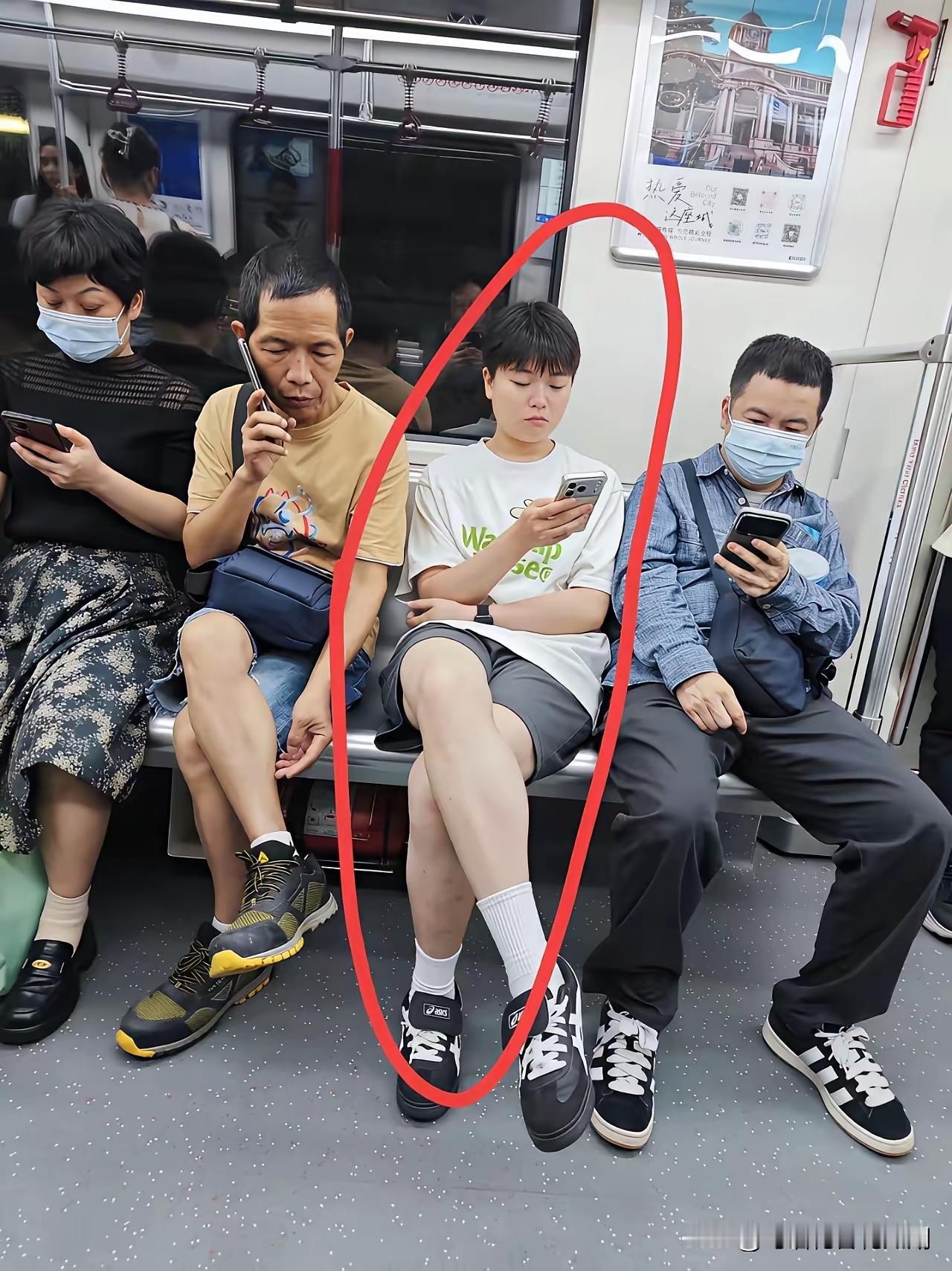 圈里的人是男生还是女生？问AI也判断不出来了！难道性别有这么难识别吗？
 
看圈