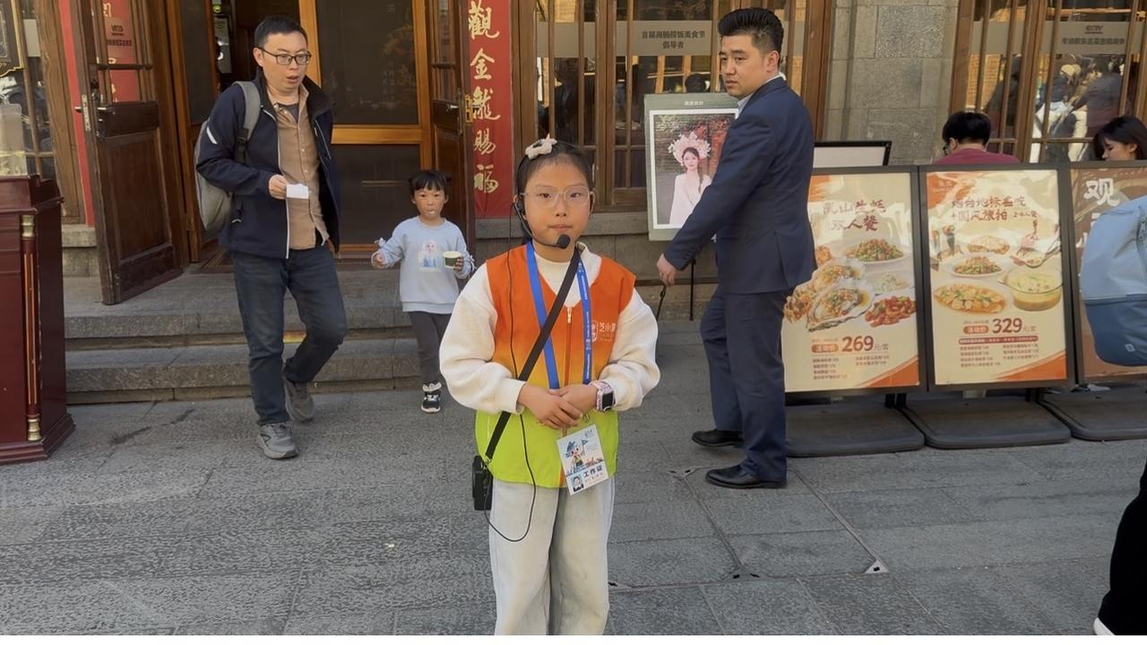在朝阳街看到有小讲解员，真的挺好的，外来游客可以听我们小讲解员的讲解，对于小讲解