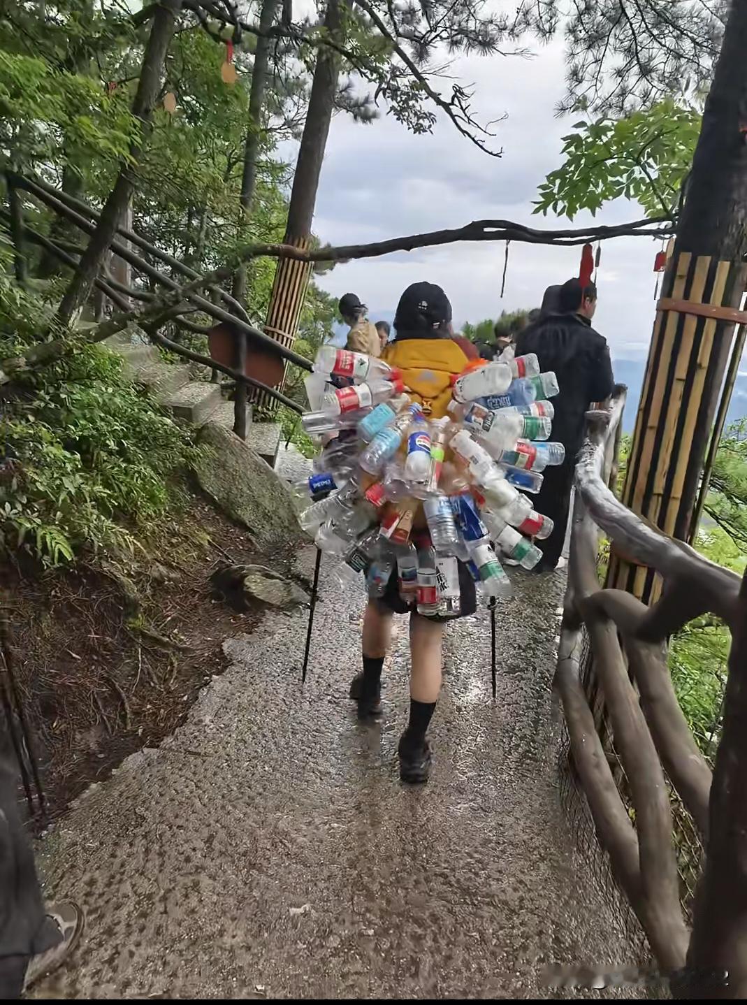 那些景区爬山时扔垃圾的人看了，估计也不会脸红，素质教育还是任重道远啊