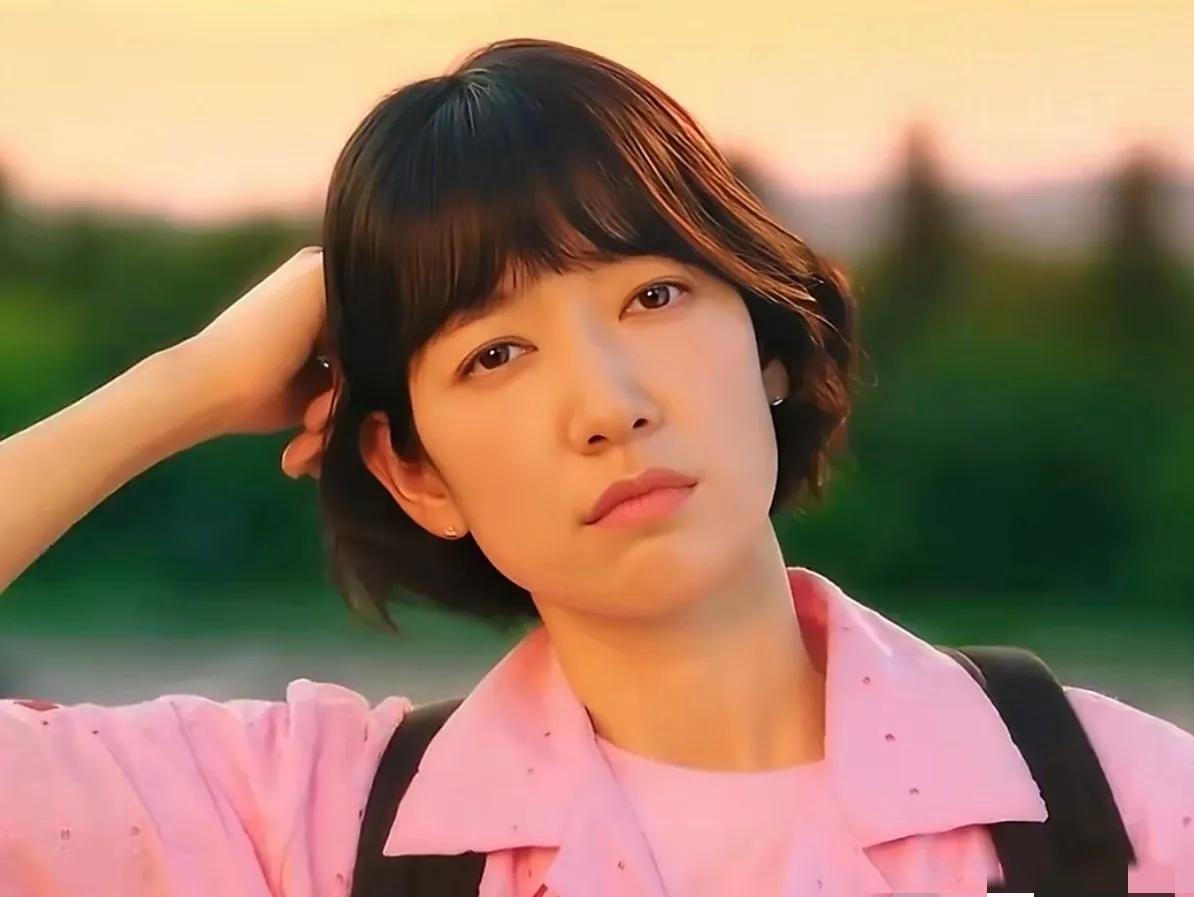 刚生完孩子五个月，她就站上了百想艺术大赏的提名台。
不是童星翻身的老套剧本。
是