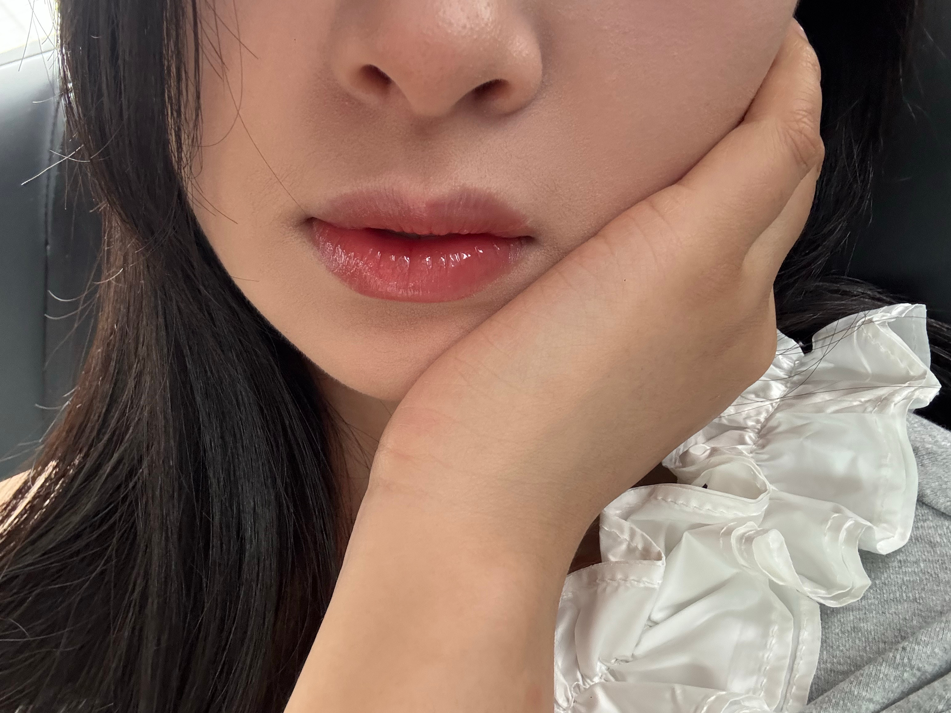 我把我前几年买的一个唇部精华拿出来用了，好润好亮……感觉一个东西可能当时觉得平平