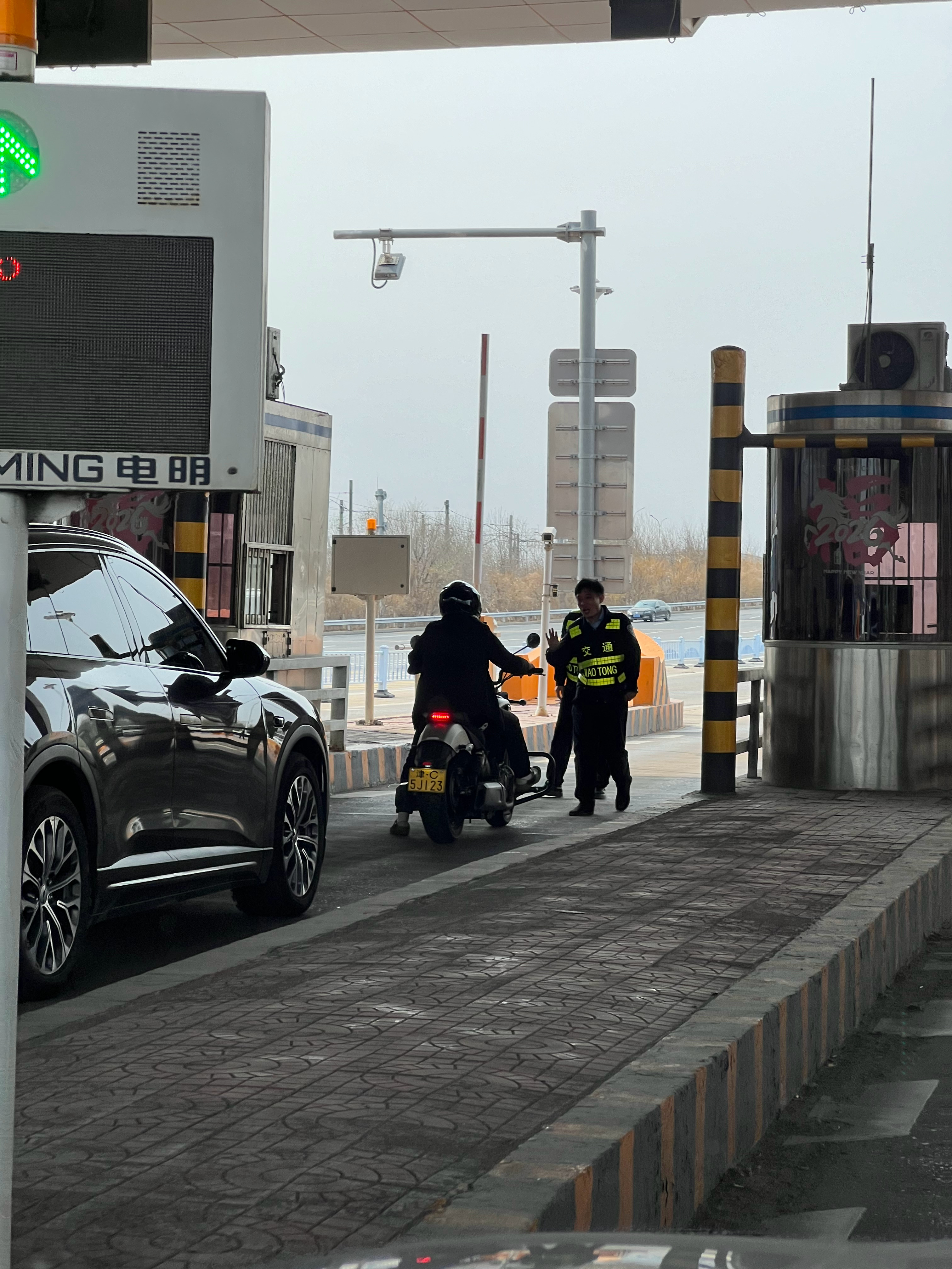 这个摩托车上高速，确实是个问题～很多地方都不让上 天津·津滨高速滨海收费站
