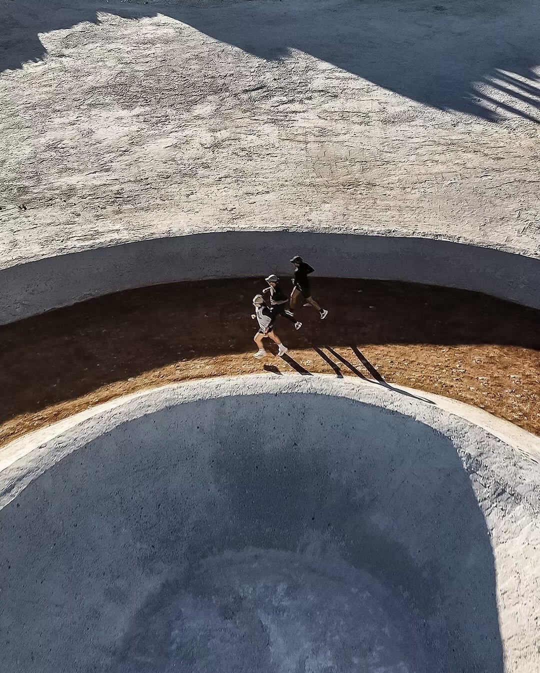 沙漠里建跑道，有点意思 