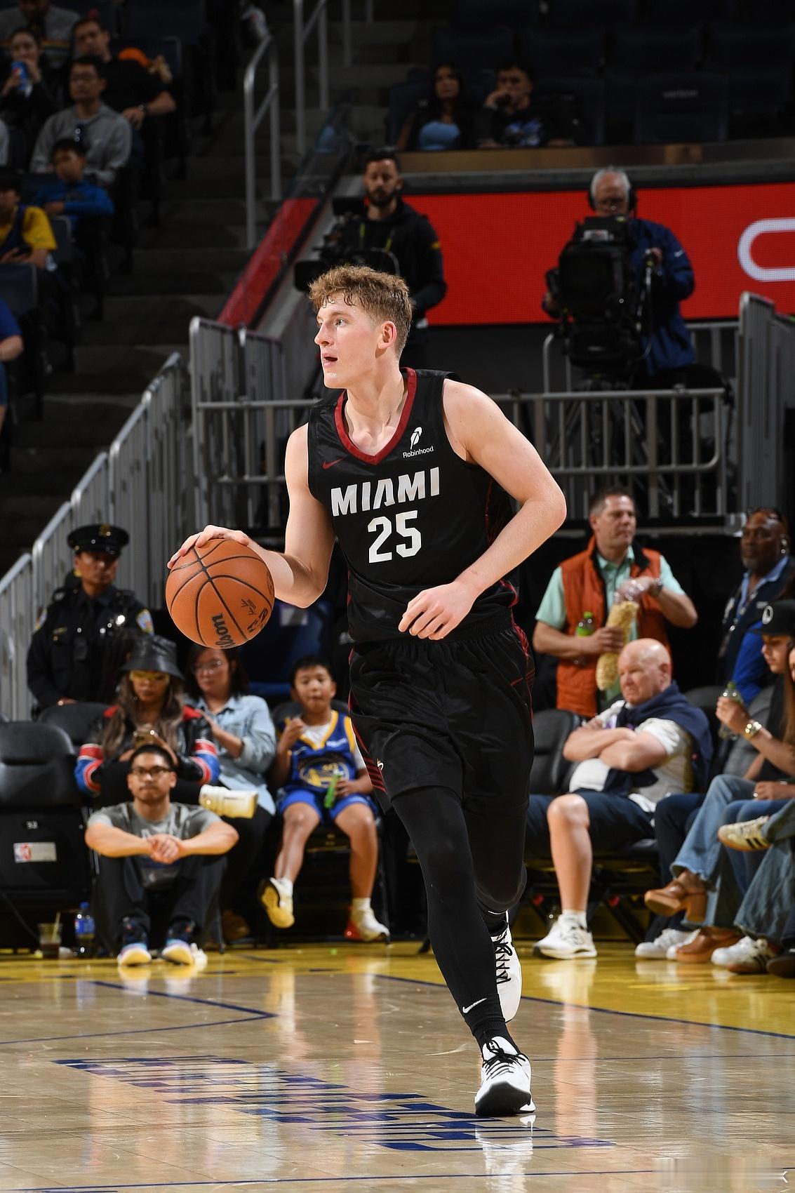 热火已经将首轮秀雅库乔尼斯下放到G联赛训练和比赛，球队计划让他在天空力量打几场比