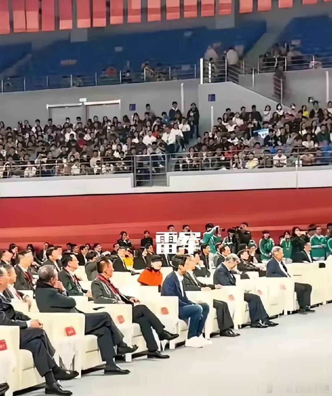 这是武汉大学校庆的时候，一群大佬坐第一排，只有雷军的坐姿看着像谦谦君子，温尔文雅