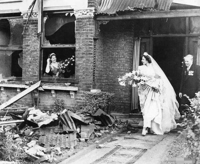 1940年，新娘离开被炸毁的房子去结婚。
