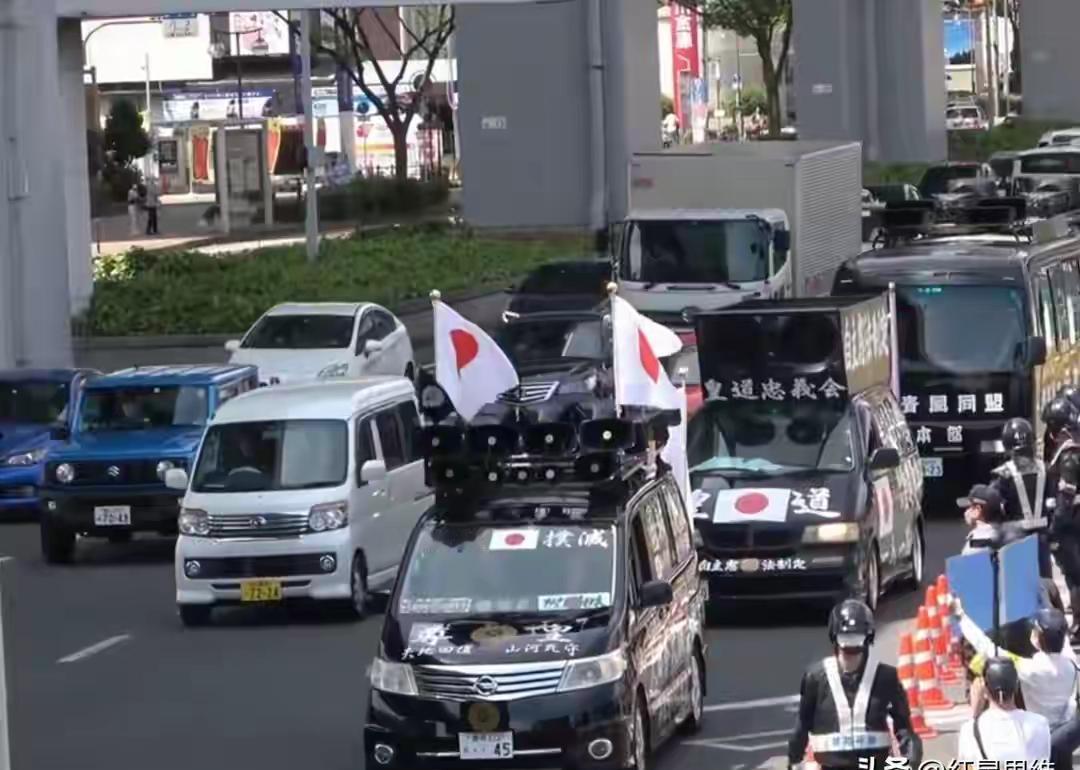 小泉进次郎又去靖国神社上香了，2025年，不是2015，也不是2005。
日本内