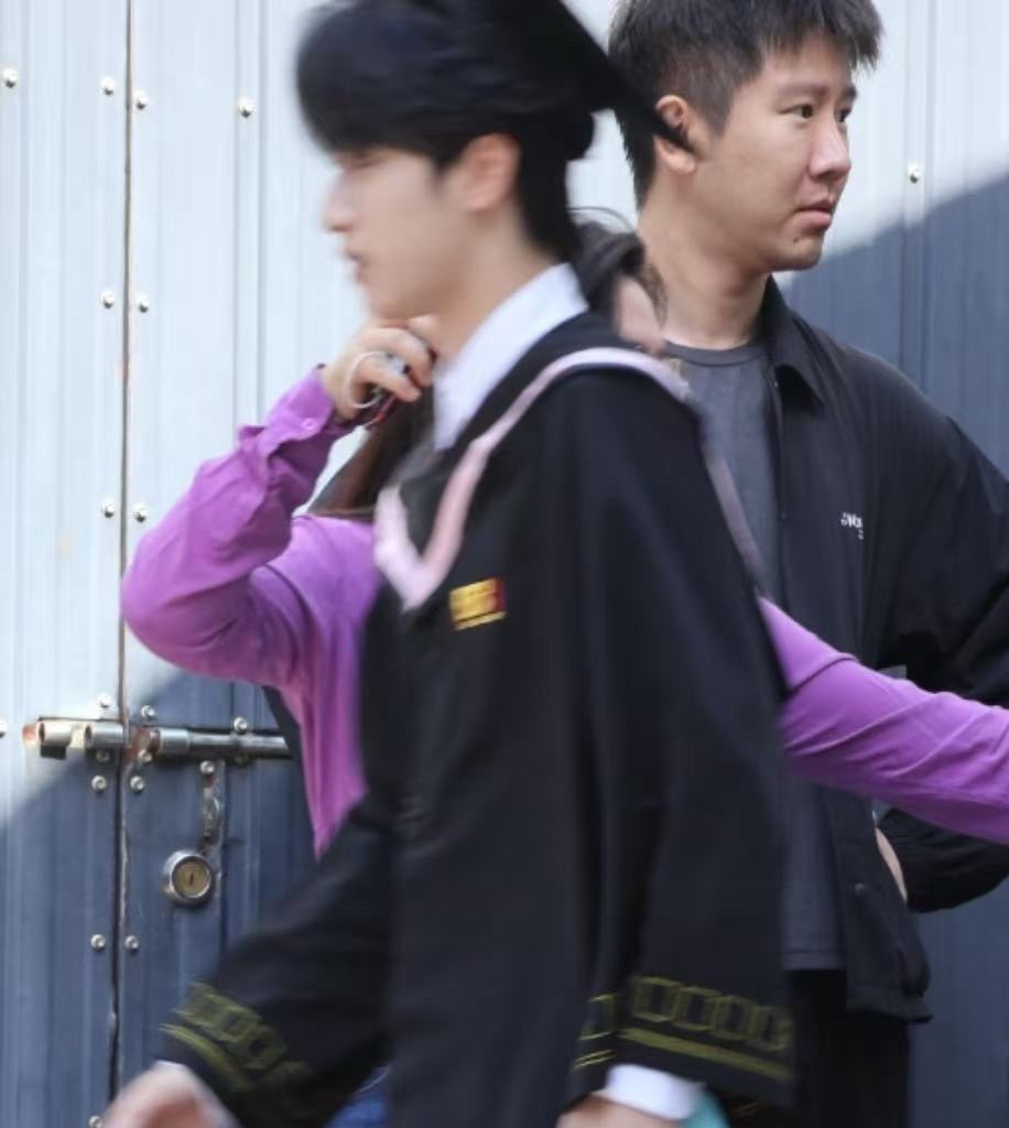 严浩翔学士服路透 严浩翔学士服路透来啦！虽然只有一个模糊的身影，但也完全不影响帅