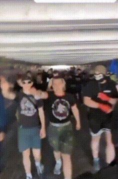基辅独立广场又乱了！2026 年5月23日，大批举着黑旗、佩戴纳粹符号的乌克兰极