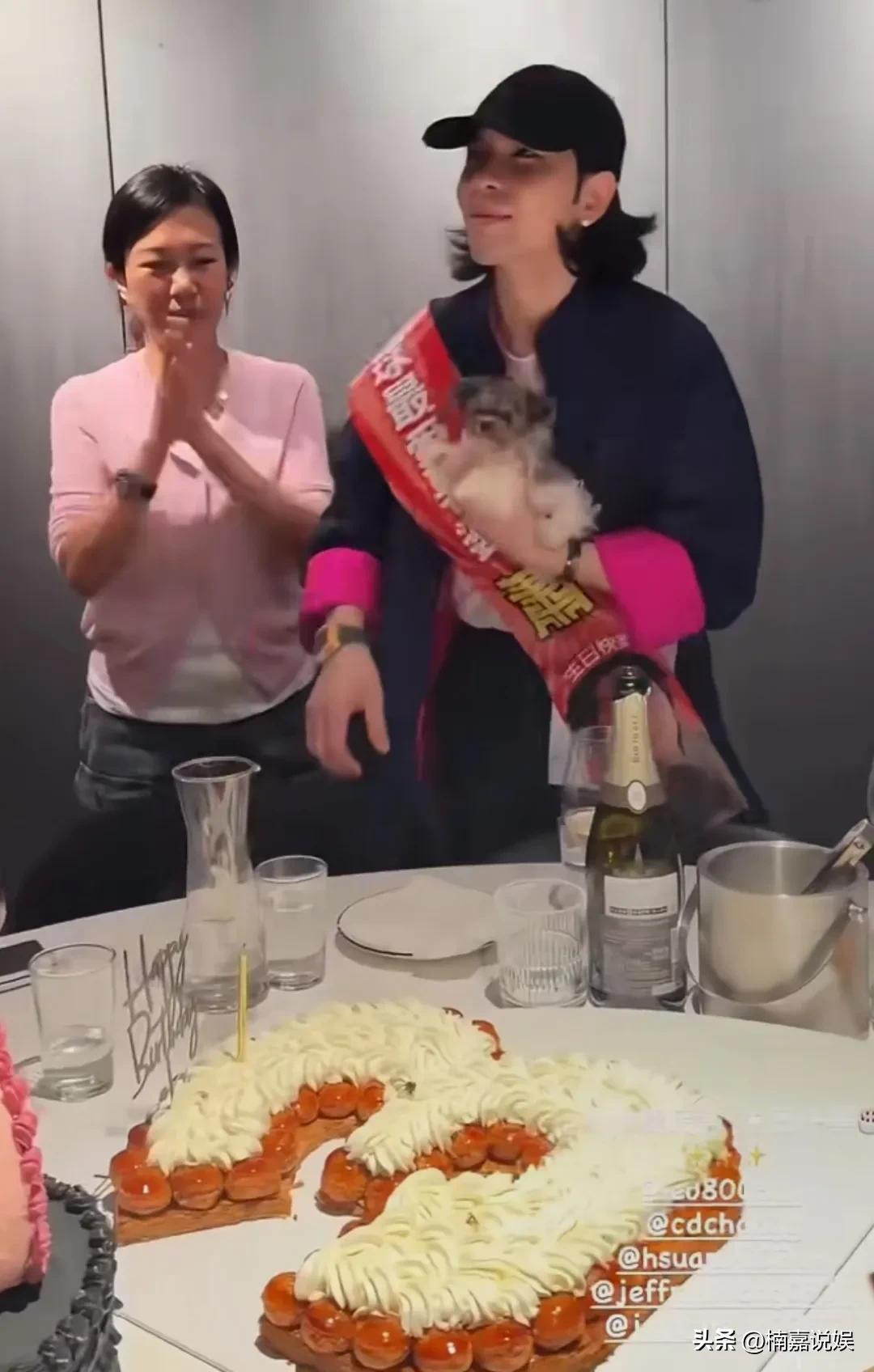 不愧是“全球最爱老婆萧”，萧敬腾真的是把对老婆的爱，表达在日常的细节里。[呲牙]