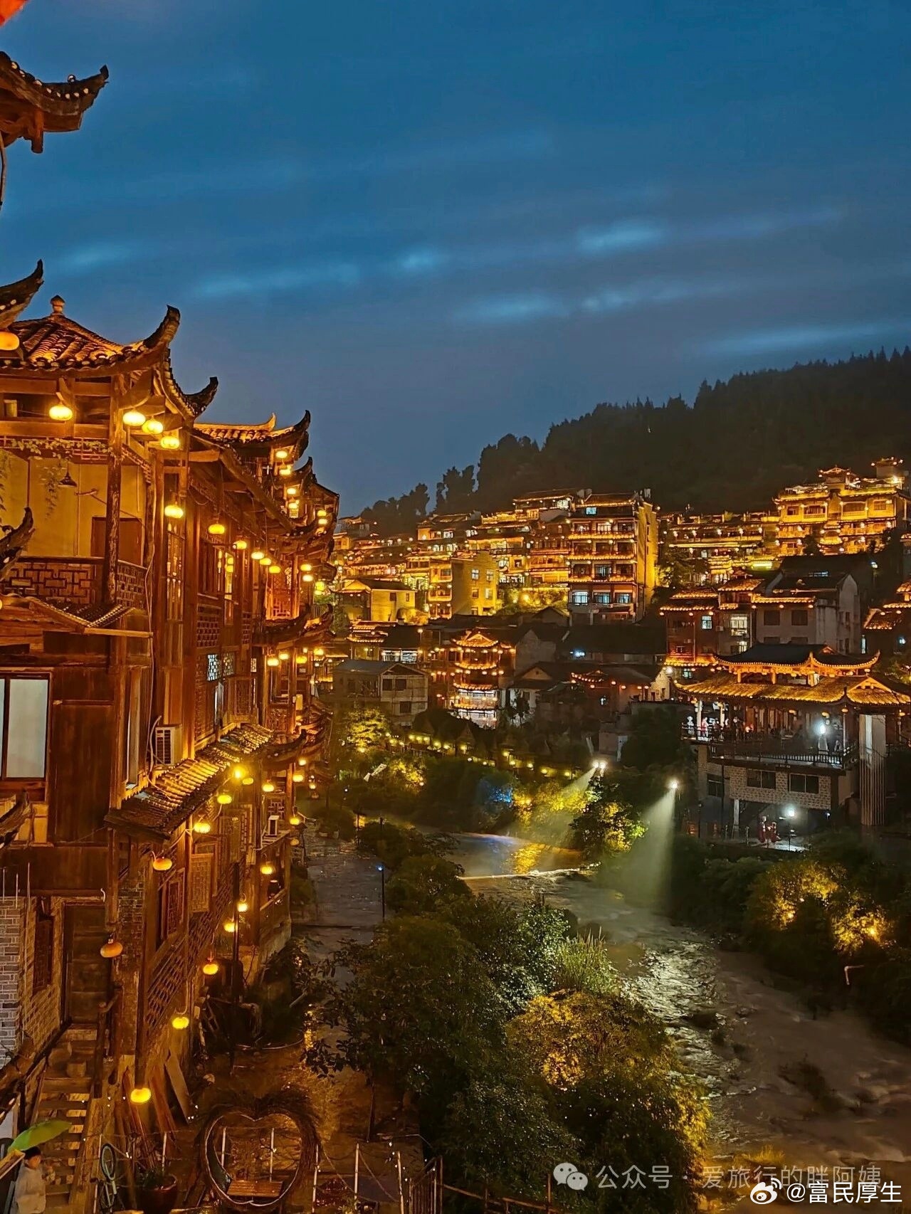 芙蓉镇沿着酉水一路行来，山是青的，水是碧的，远峰层叠如黛，近岸草木葱茏。这湘西的
