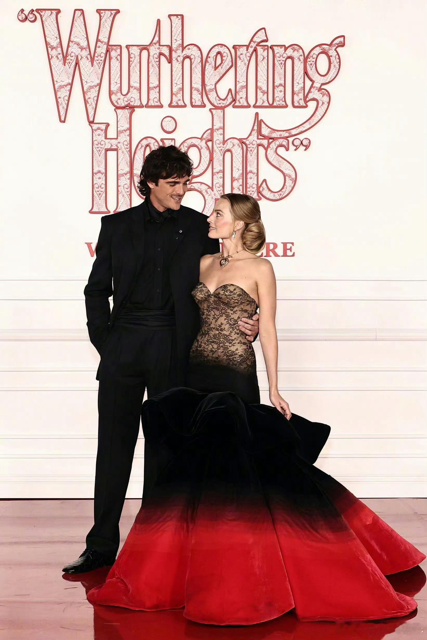 《呼啸山庄》首映礼，玛格特·罗比的黑红渐变抹胸裙相当吸睛！呼啸山庄全球首映礼