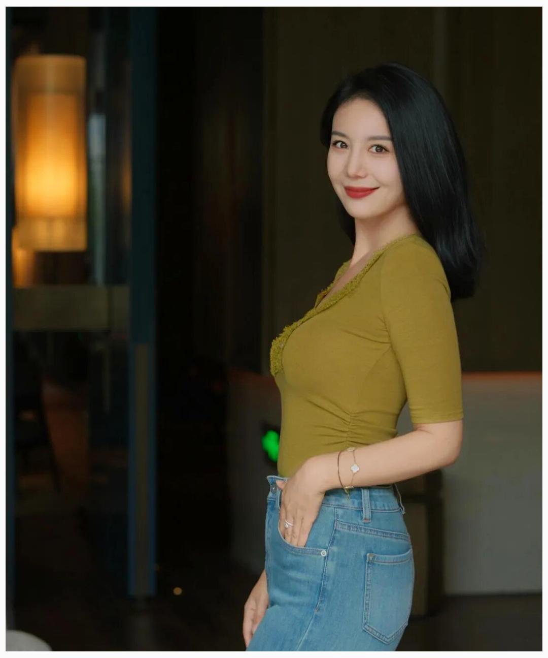 顶级牛仔裤美女穿搭风格系列》优雅气质，绿意盎然，时尚穿搭，自信微笑。牛仔裤穿搭，