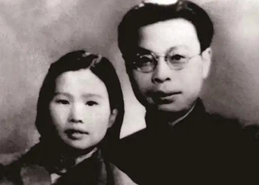 1937年，34岁的王牌特工涂作潮和邻居一起打牌，邻居看了他一眼，说：“你看起来