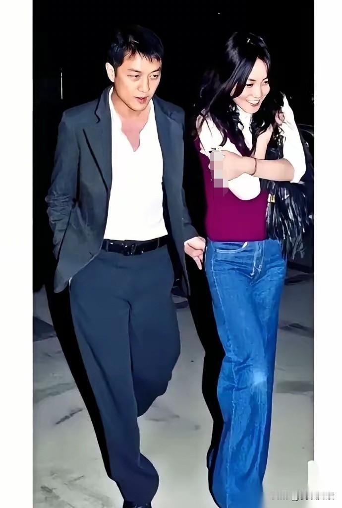 李亚鹏离婚冲上热搜，
是不是与他的情商有关，
当年王菲冻得直哆嗦，
也不见李亚鹏