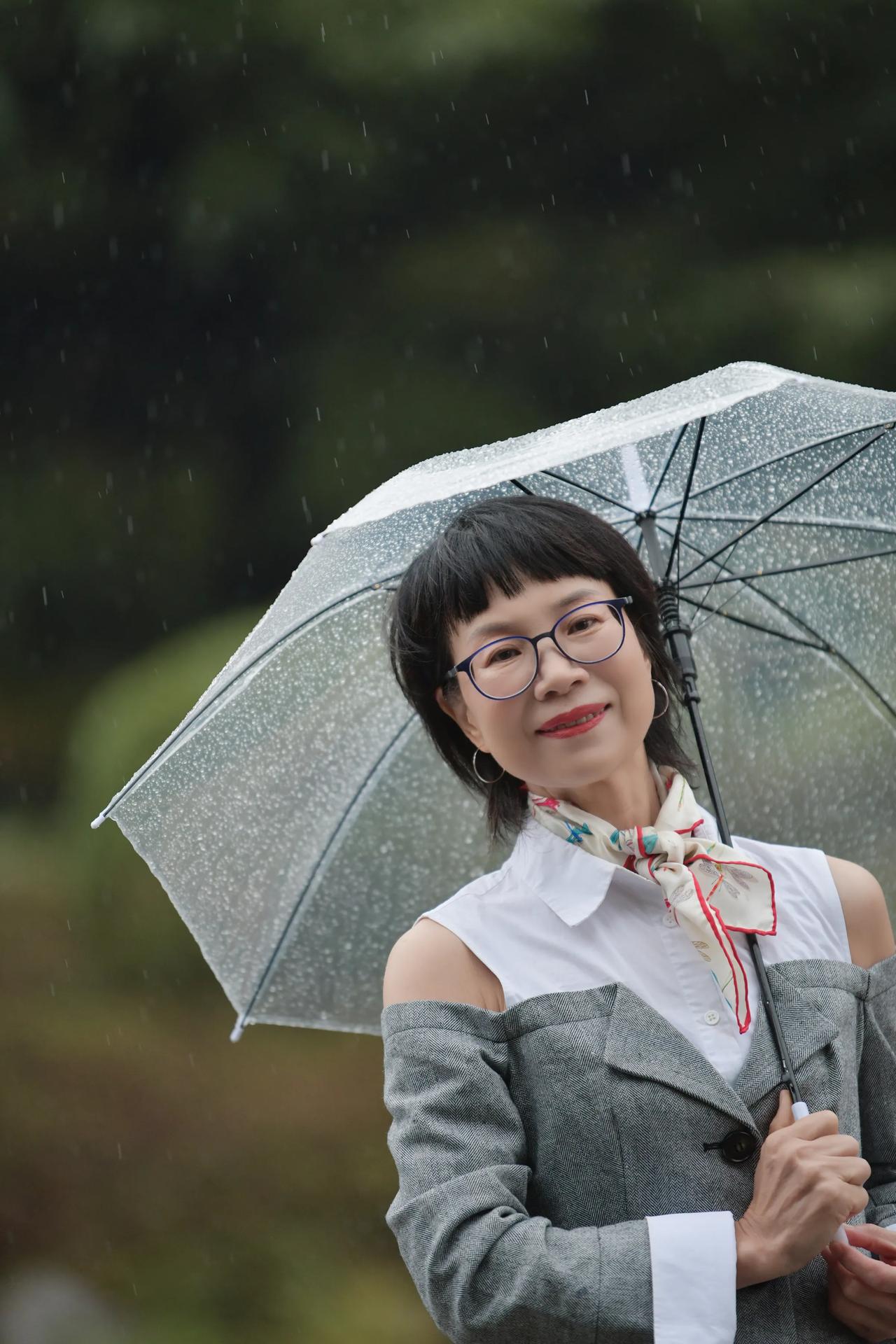 秋雨绵绵，在秋雨中度过美好的时光！#秋雨人像摄影# #秋写真#