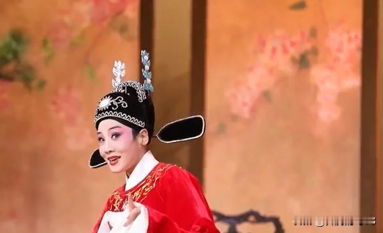 著名黄梅戏表演艺术家韩再芬说黄梅戏特别有意思的是，总是在弘扬女权主义，总是把男生