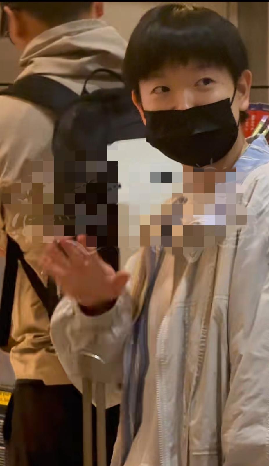 洛杉矶机场抓拍，莎莎温柔又有礼貌
 
刷到大满贯结束后莎莎在洛杉矶机场的路透，现