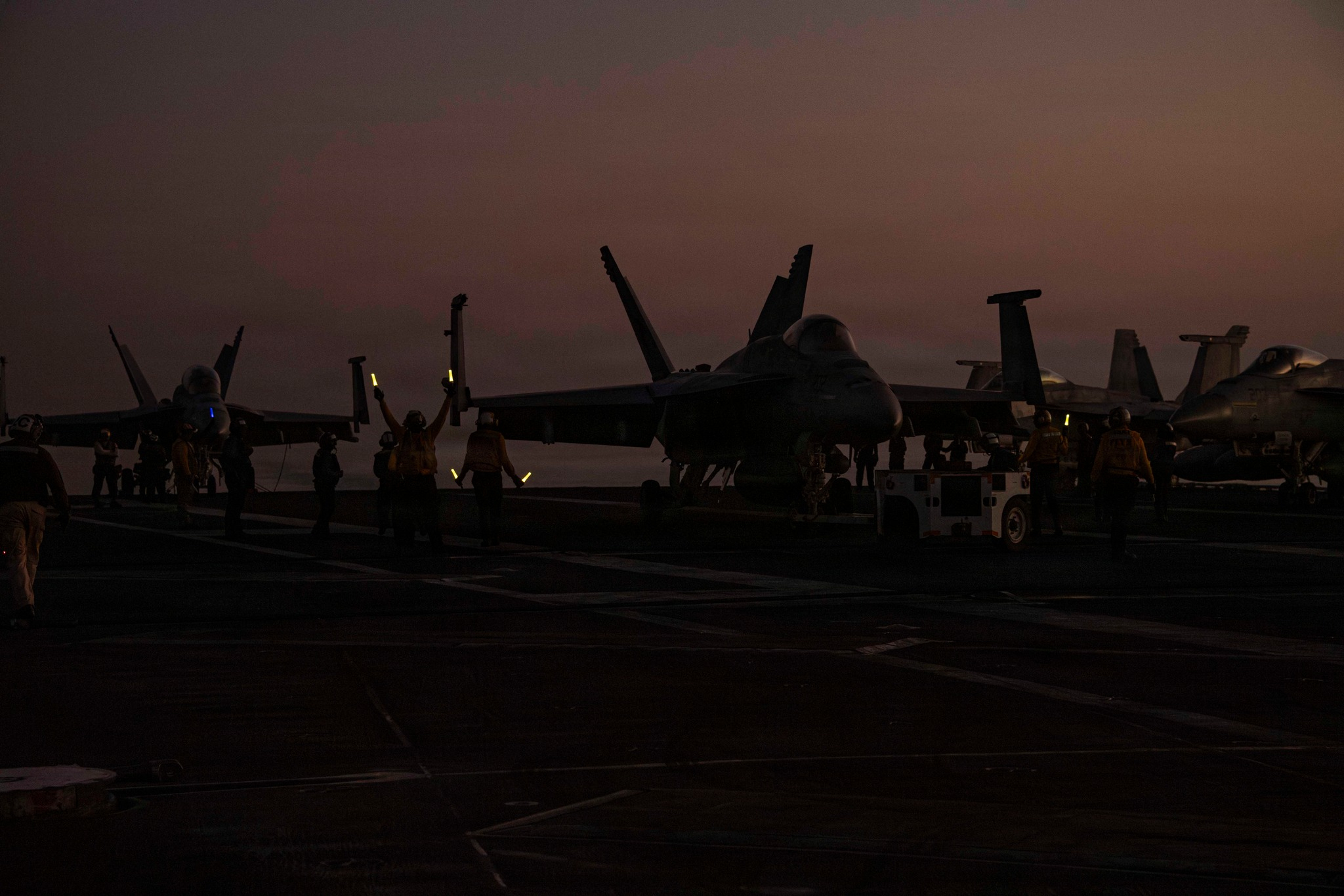 部署中的林肯号，霞光下的飞行甲板 