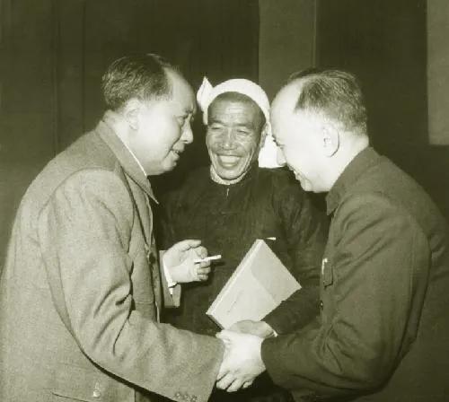 1964年，毛主席在自己的生日宴上，递给钱学森一支烟，而就当他要伸手接烟时，主席