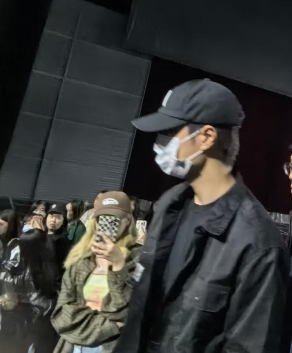 王一博低调现身浙江乌镇看戏剧！[喵喵][哈哈]#王一博# ​​​
