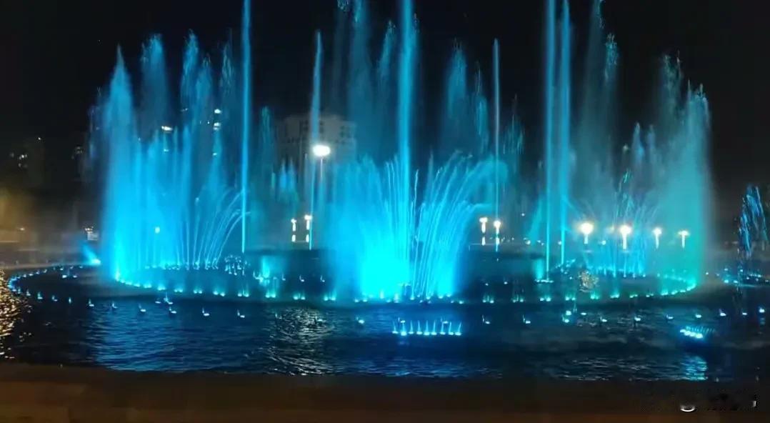 梦幻蓝光喷泉，夜晚的视觉盛宴！💙✨音乐喷泉光影秀