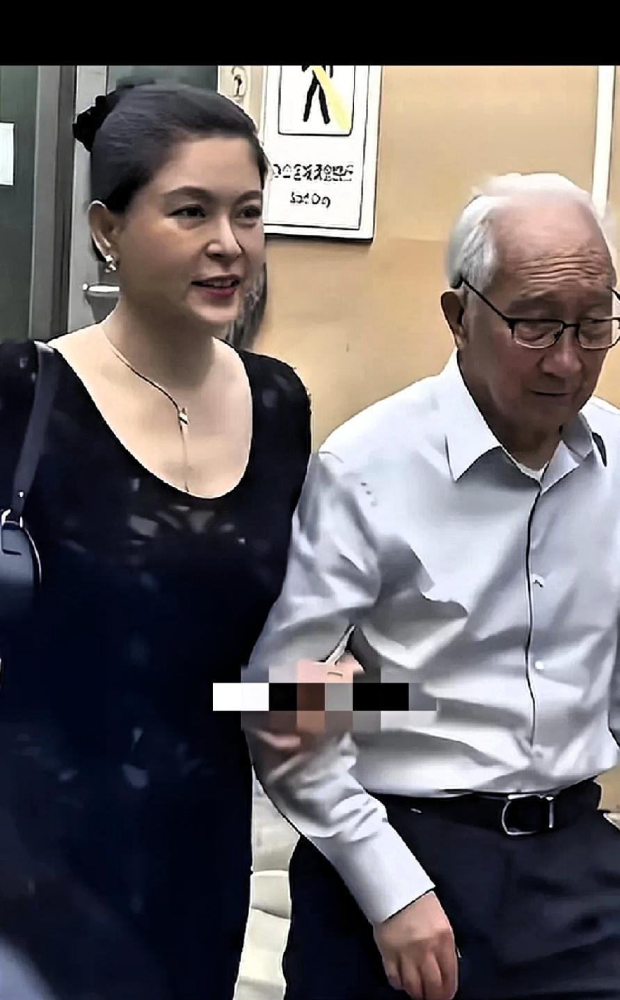 年轻时的祁艳也是美艳无比。这是油画家、中央美术学院教授靳尚谊与小娇妻祁艳参加活动