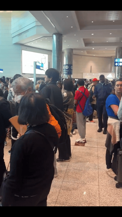 从一位中国女士刚发布的视频可知现在阿联酋迪拜机场仍然有大量游客滞留。
伊朗今天宣