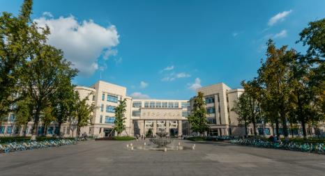 第一，看看2026年到底多少分能上这所大学。
很多考生最关心的就是分数这件事。根